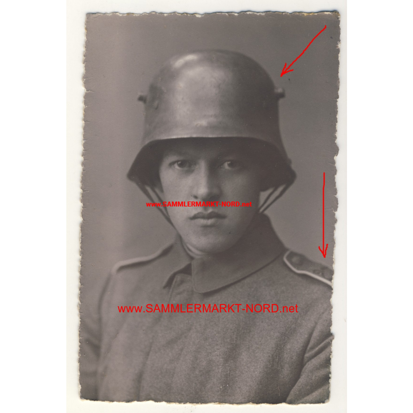 Deutscher Soldat in feldgrauer Uniform mit Stahlhelm M 16