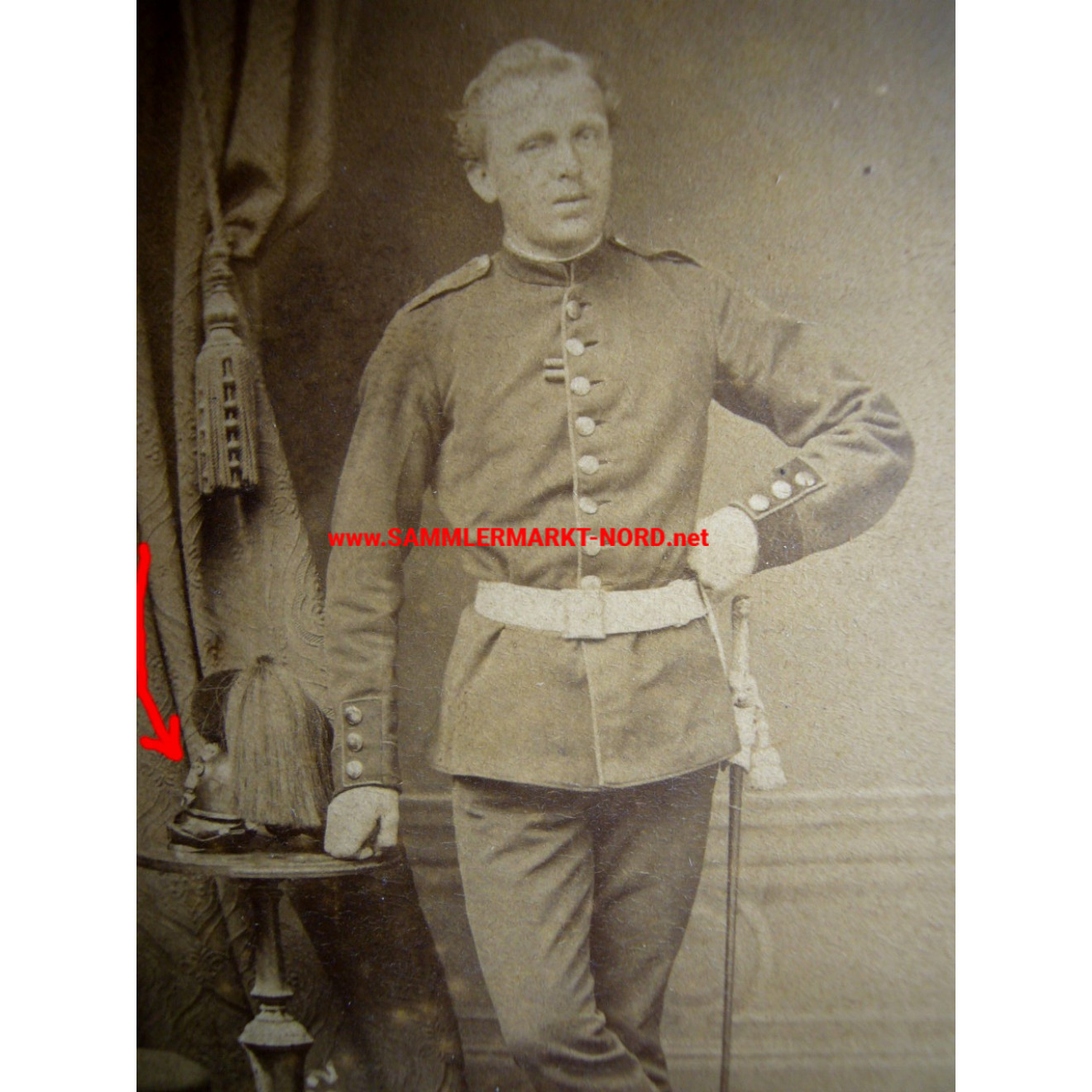 Kabinettfoto - Soldat des Königlich Bayerisches 1. Schwere-Reiter-Regiment „Prinz Karl von Bayern“ mit Raupenhelm