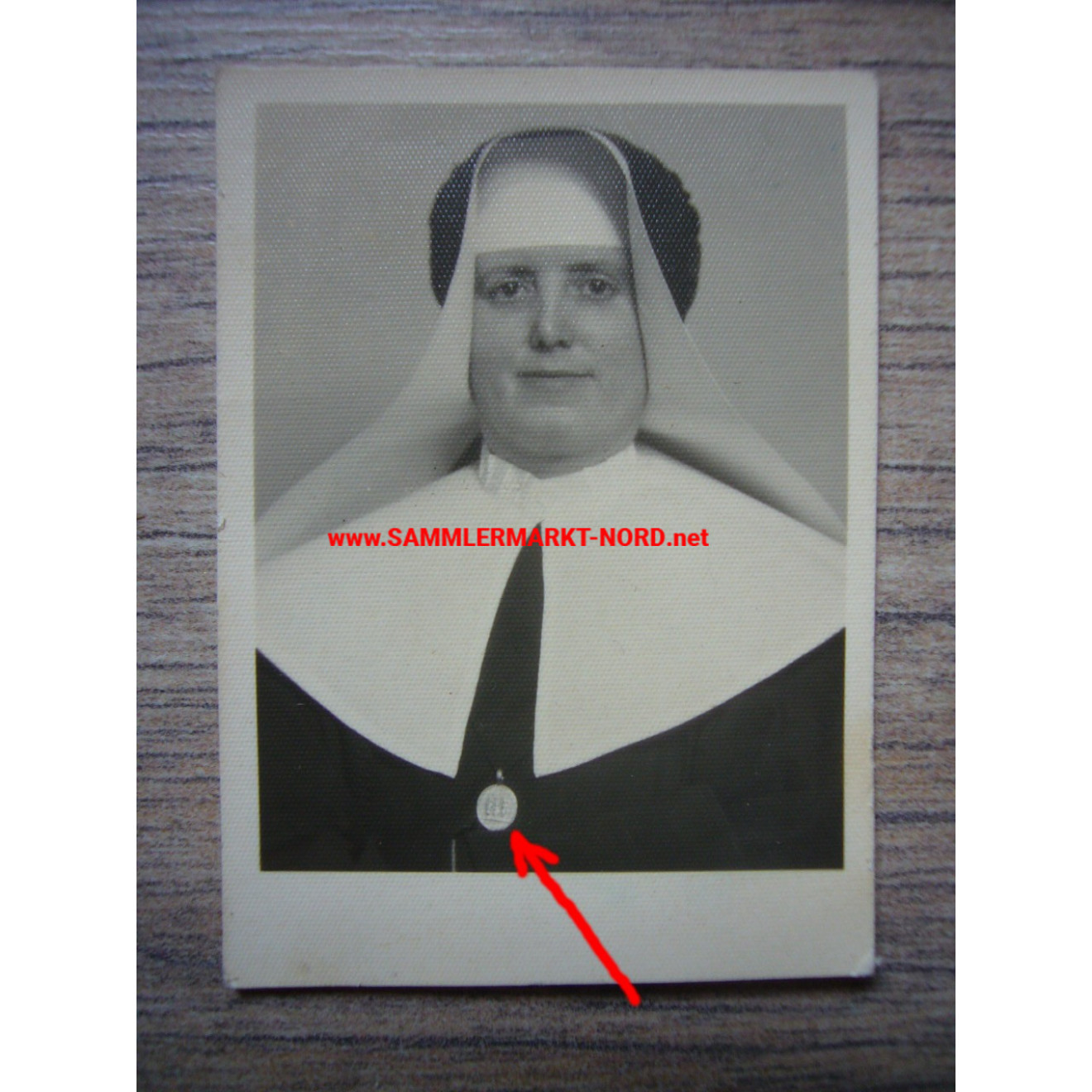 Österreich - Portraitfoto - Nonne mit Dienstabzeichen