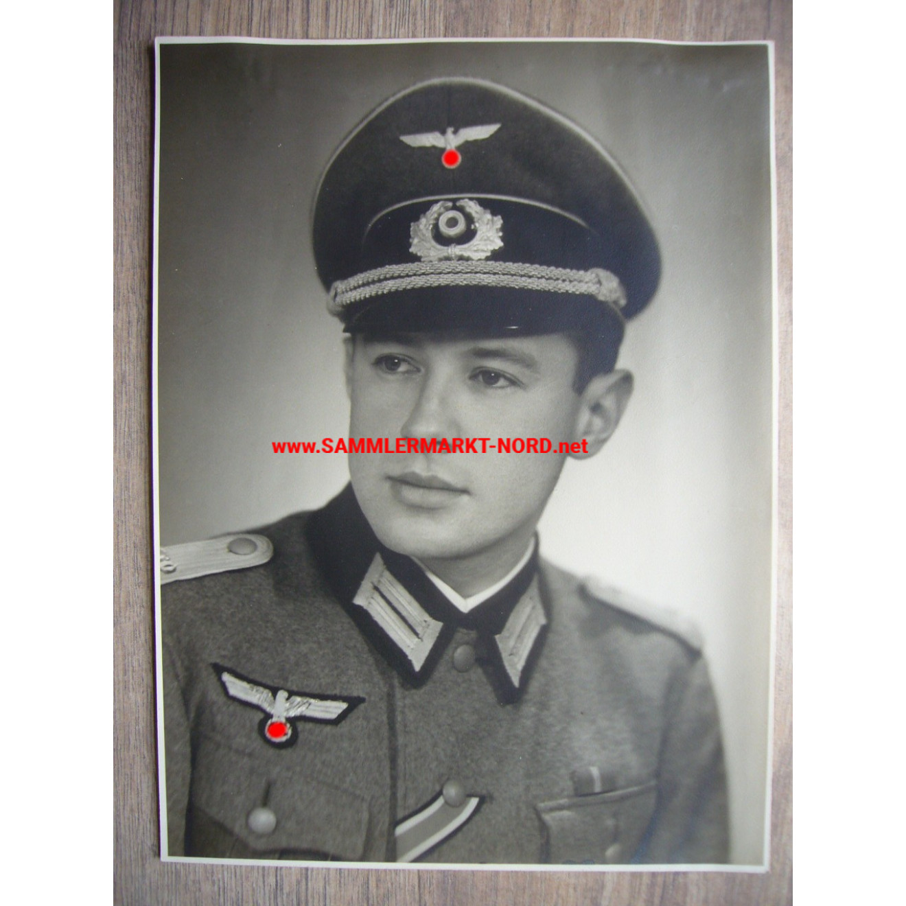 Wehrmacht - Leutnant der Infanterie mit Schirmmütze