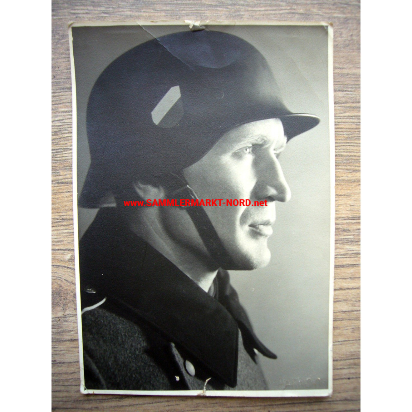 Wehrmacht Soldat mit Stahlhelm (Wappenschild)