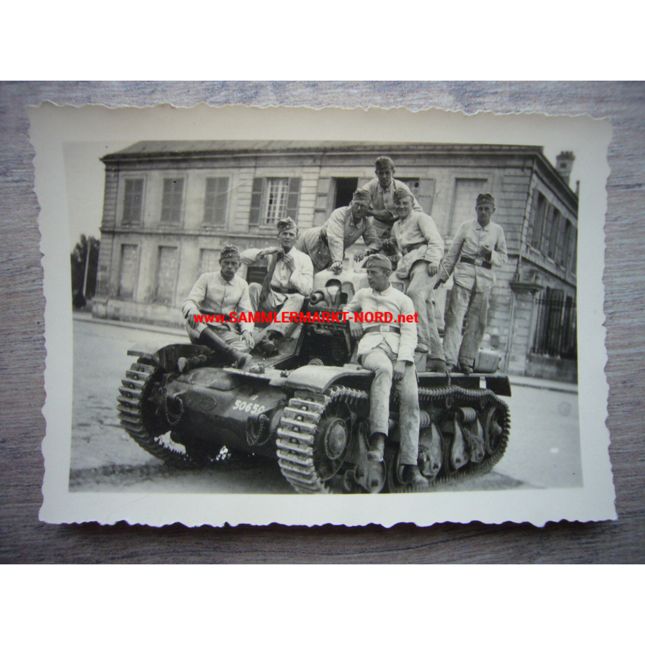 Wehrmacht Soldaten mit französischen SOMUA S 35 Panzer
