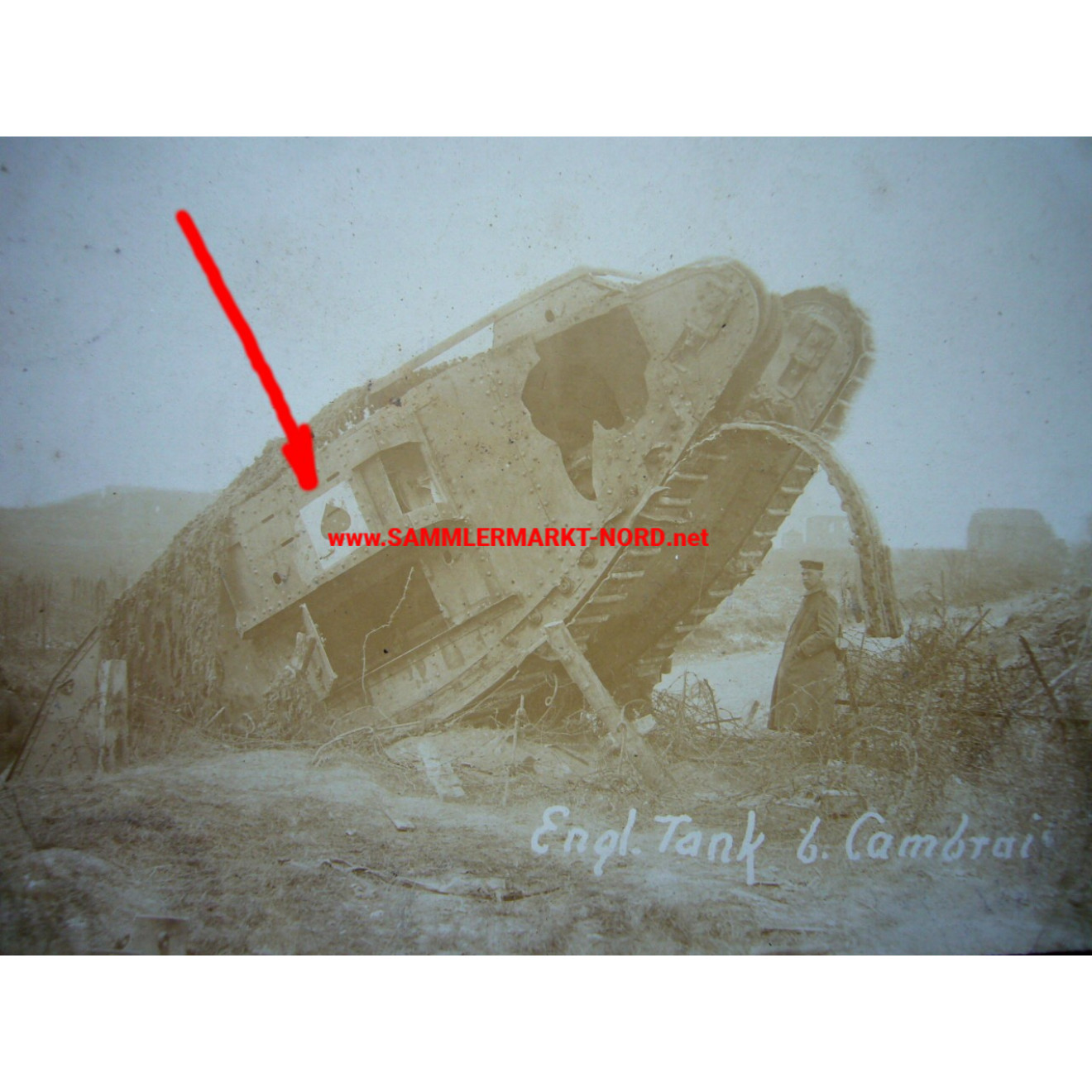 2 x Foto 1918 bei Cambrai (Frankreich) - zerstörter britischer Panzer mit Abzeichen