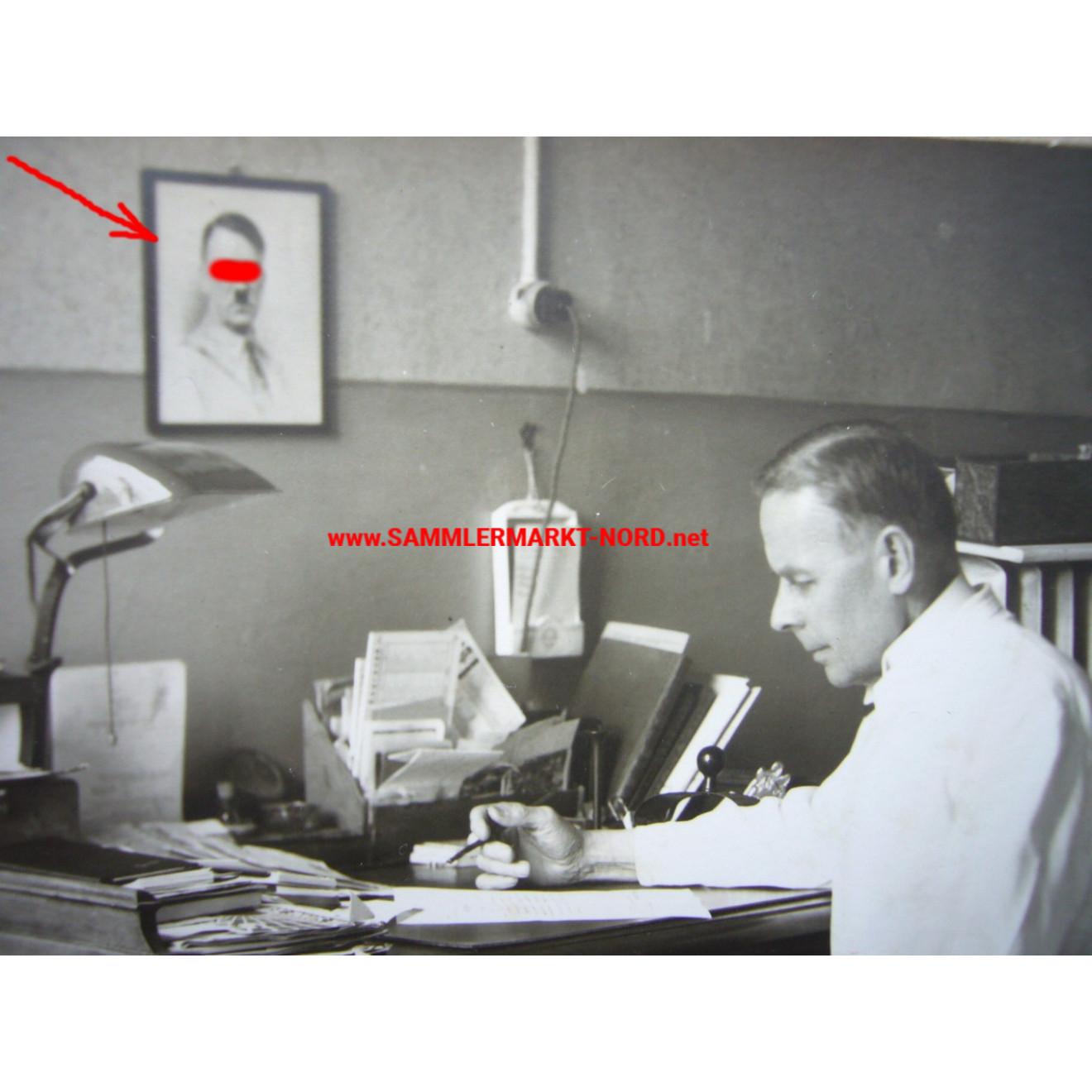 DRK Rotes Kreuz - 2 x Foto Arztzimmer mit Adolf Hitler Bild