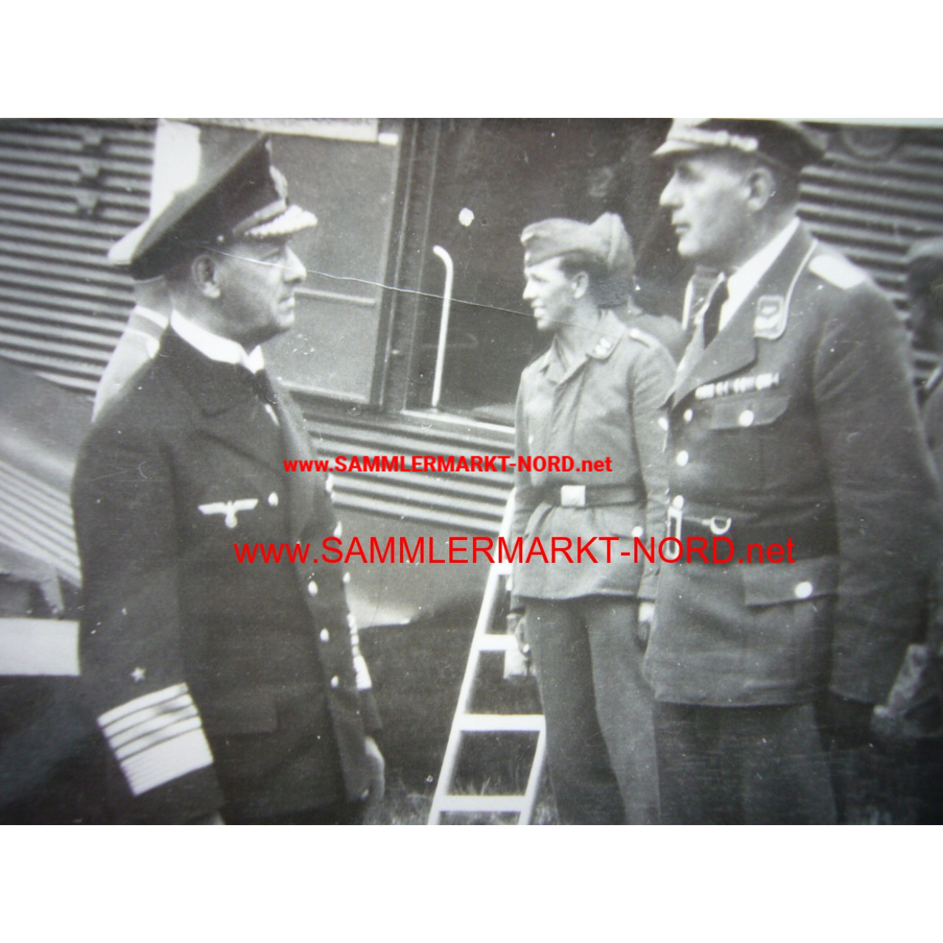 Großadmiral Erich Raeder und Oberleutnant v. Ehrenfeld auf dem F