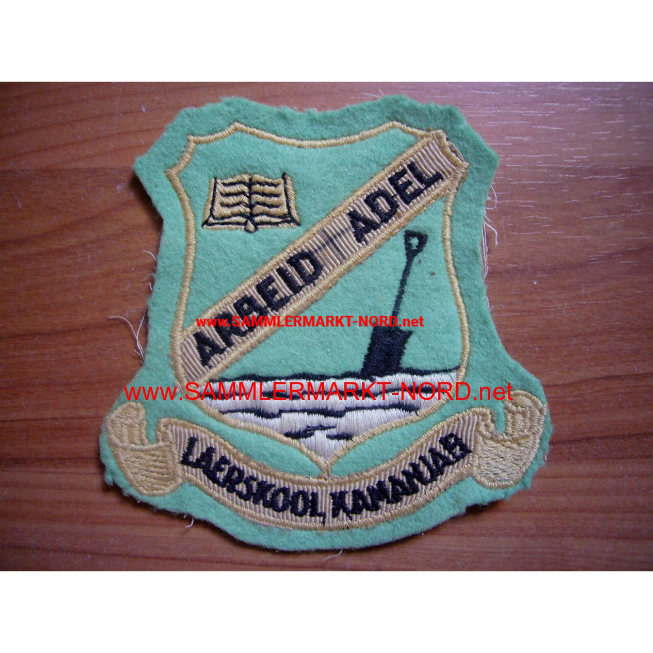 Namibia - Laerskool Kamanjab - uniform badge "Arbeid Adel"