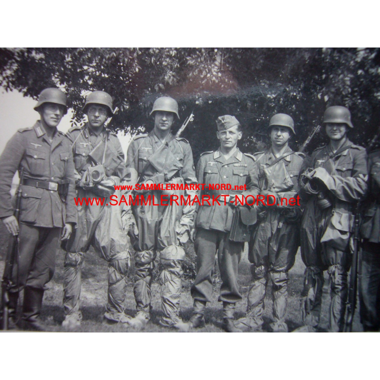 Wehrmacht Soldaten mit Gasschutzanzügen