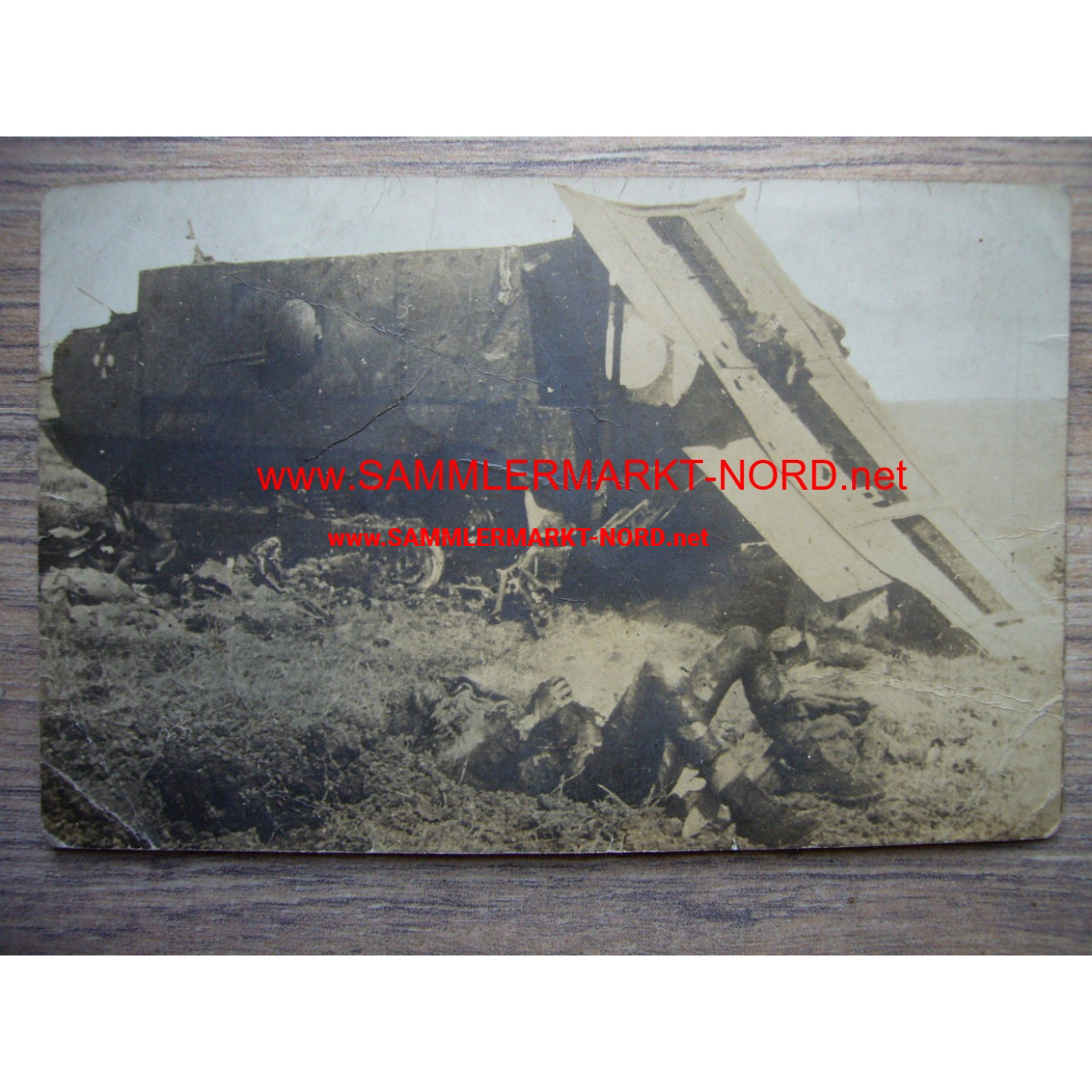 Bei Anizy (Frankreich) - zerstörter Panzer & Toter