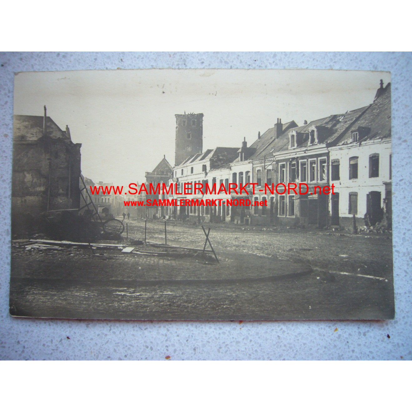 Photo 1916 - BAPAUME France - destruction in the village