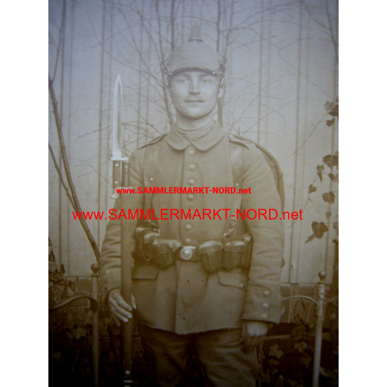 Feldgrauer Infanterist mit Ausrüstung - Portraitfoto