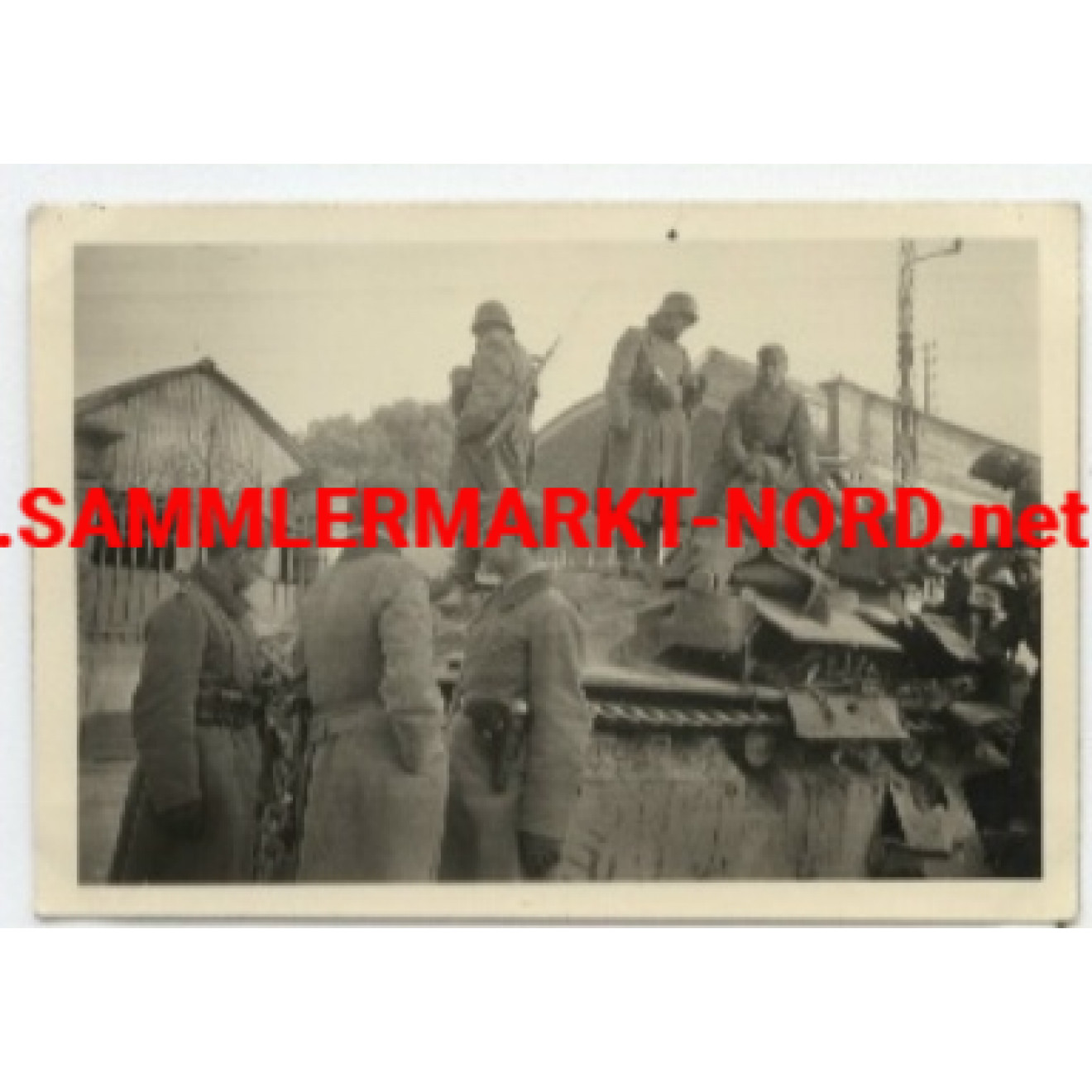 Soldaten auf einem französischen Panzer
