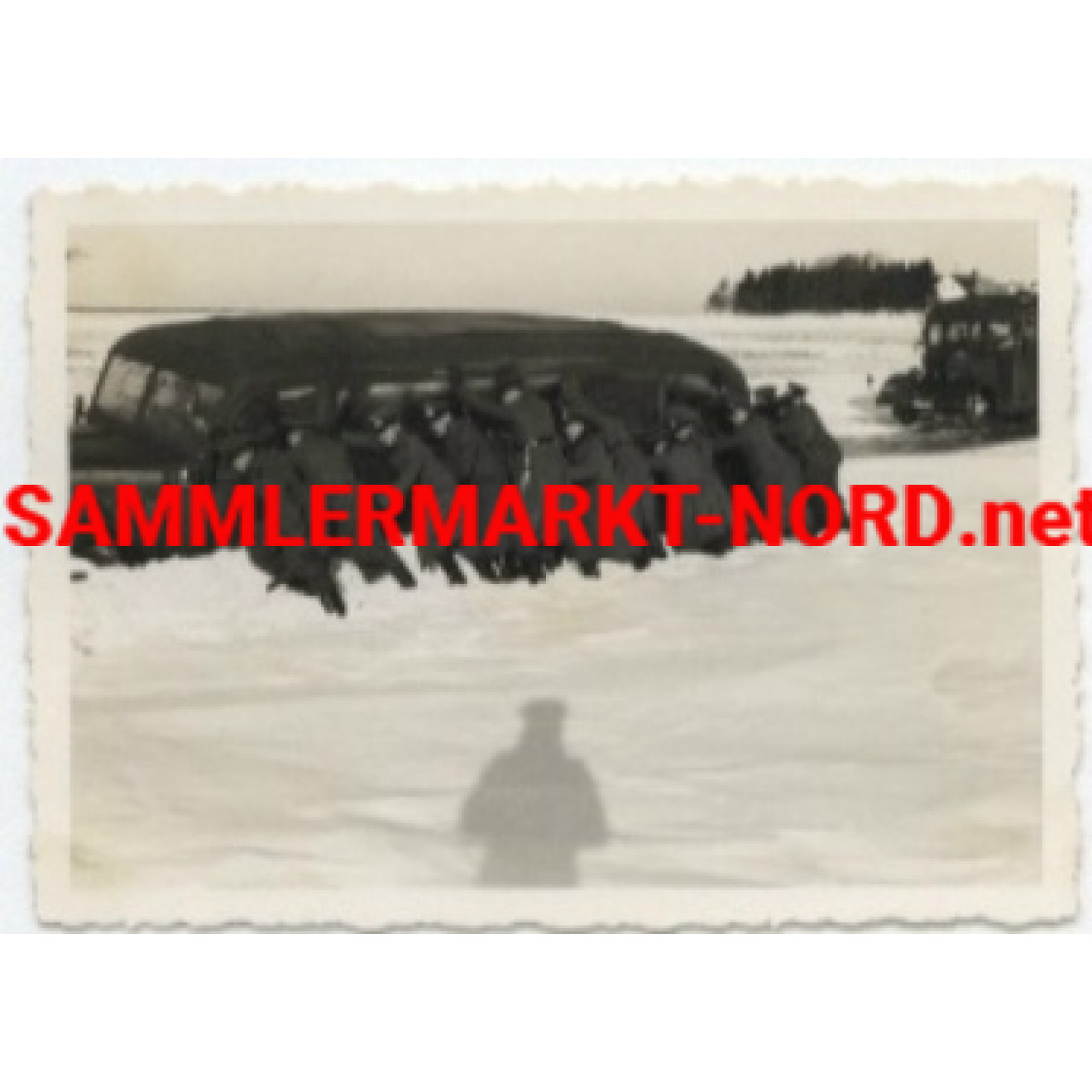 Im Schnee stecken gebliebener Wehrmachtsbus