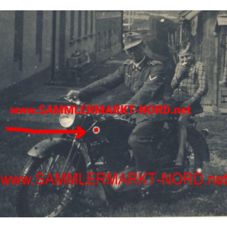 Motorrad mit Hakenkreuz Fahne