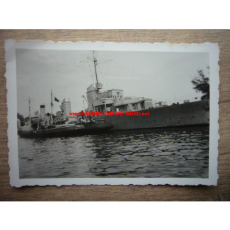 Kriegsmarine - Kriegsschiff im Hafen