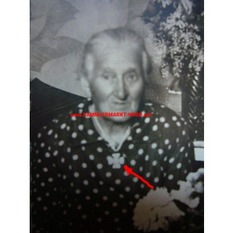 Old woman with unknown neck cross / cross of honor