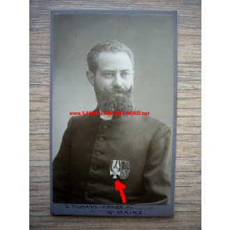 Kabinettfoto - Pastor (Geistlicher) mit Ordenspange Roter Adler Orden und Centenar Medaille