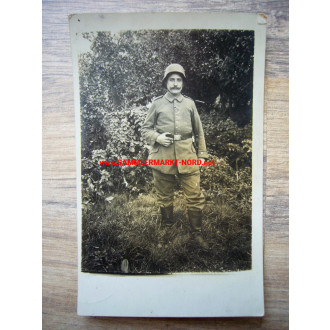Kaiserlicher feldgrauer Soldat mit Stahlhelm