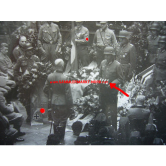 4 x Foto - Trauerfeier für hochdekorierten Soldaten - Hitler Büste