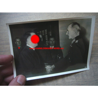 Adolf Hitler begrüßt Wehrmacht General mit Ritterkreuz