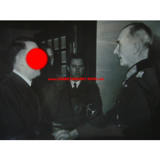 Adolf Hitler begrüßt Wehrmacht General mit Ritterkreuz