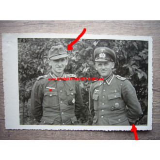Wehrmacht Feldwebel mit Mützenabzeichen (Division) und Ärmelband Afrika