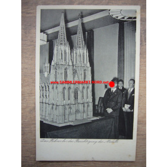 Adolf Hitler besichtigt Streichholzmodell vom Kölner Dom
