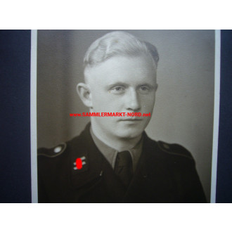 Fotoalbumseite - SS-Mann in schwarzer SS-Panzeruniform