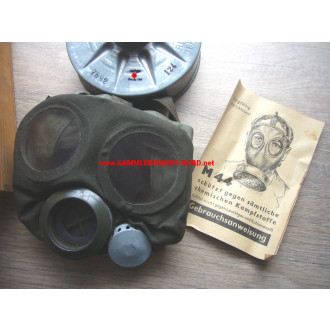 People gas mask VM 44 with instructions & wooden box