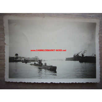 Kriegsmarine - deutsches U-Boot einlaufend in Hafen