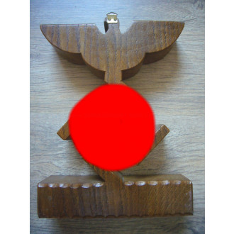 Geschnitzter Holzadler mit Hakenkreuz - Tischdekoration