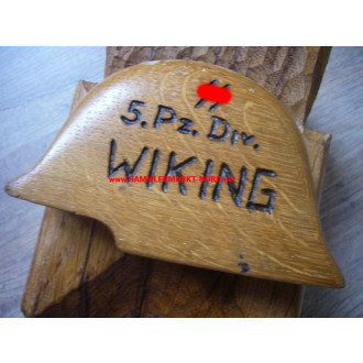 5. SS-Panzer-Division "Wiking" - handgeschnitzte Dekoration mit Helm & Hakenkreuzen