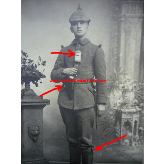 Portrait Foto feldgrauer Soldat mit Taschenlampe, Pistolentasche und Grabendolch im Stiefel