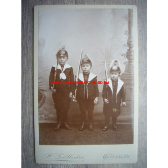Kabinettfoto - Kinder in Uniform mit Gewehr und Pickelhauben