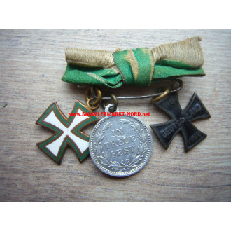 Patriotische Bandschleife mit Medaillen und Ehrenkreuzen