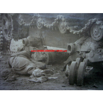 Russland - toter russischer Soldat vor seinem Panzer