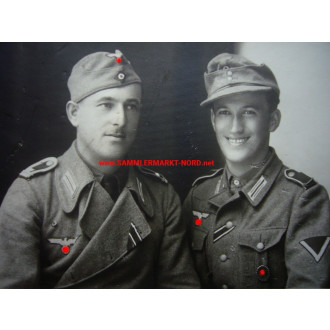 2 x Wehrmacht Portrait Gefreiter mit Feldmütze & Sturmgeschütz Soldat