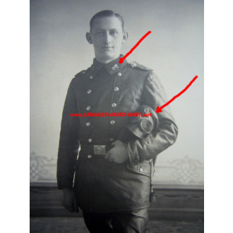 Soldat der Kraftfahrtruppe in Lederbekleidung mit Schutzbrille