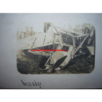 2 x Foto 1917 Flandern (Belgien) - britisches Flugzeugwrack & toter Pilot