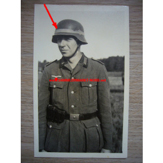 Wehrmacht Soldat mit Manöverband am Stahlhelm