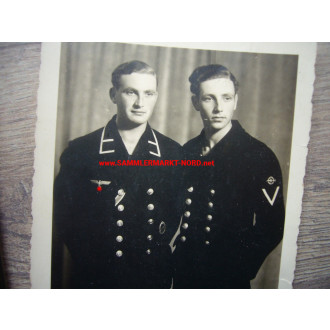 2 x Kriegsmarine Portraitfoto & Familie - Matrosen mit Tätigkeitsabzeichen