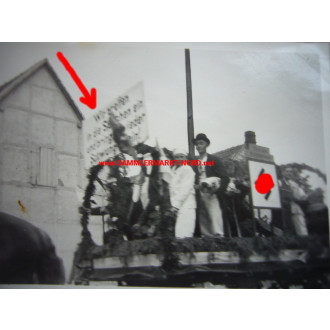 5 x Foto - Umzug mit Hakenkreuzfahnen zum Tag der Arbeit