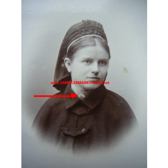 Cabinet photo - Religious sister with service brooch