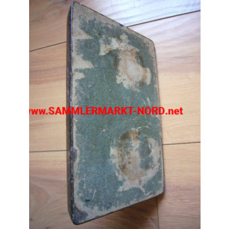 Tischdekoration auf Marmorplatte - Zwei Granatköpfe als Tintenfa