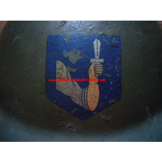 Irland - Stahlhelm MK II mit Abzeichen