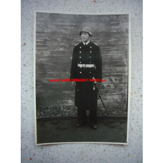 Kriegsmarine Offizier mit Marinesäbel und Stahlhelm