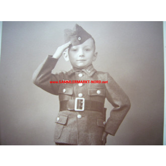 2 x Portrait - Kleiner Junge in Wehrmacht Kinderuniform