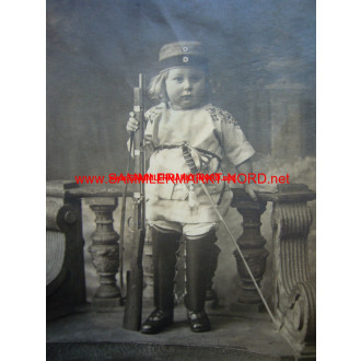 Kind mit Gewehr und Säbel - Kiel um 1914