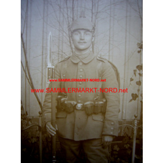 Feldgrauer Infanterist mit Ausrüstung - Portraitfoto