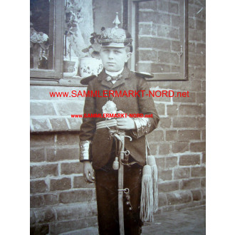 Kabinettfoto - Kind in Uniform mit Pickelhaube