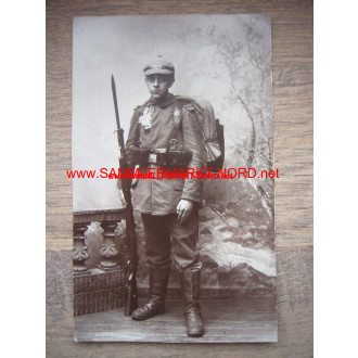Feldgrauer Infanterist mit Marschgepäck - Portrait